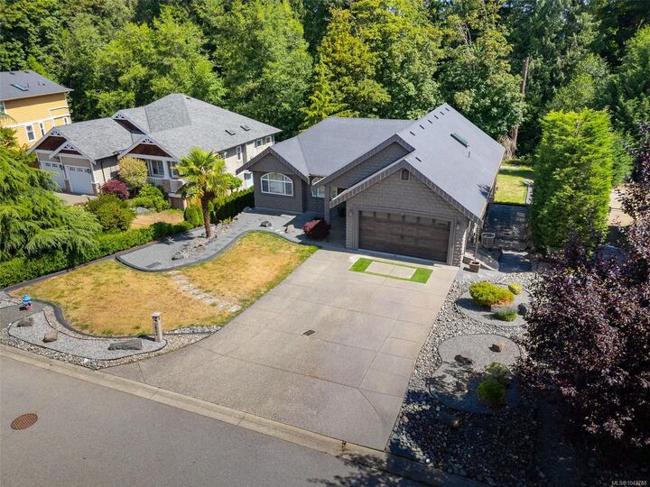 Property Photo: 2544 Kinnoull Cres BC V8H 1H3