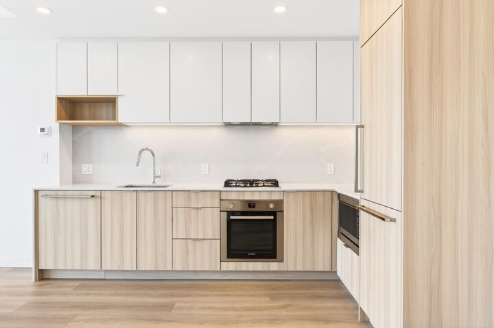 Property Photo: 6087 Wilson Avenue 1802 BC V5H 0M1