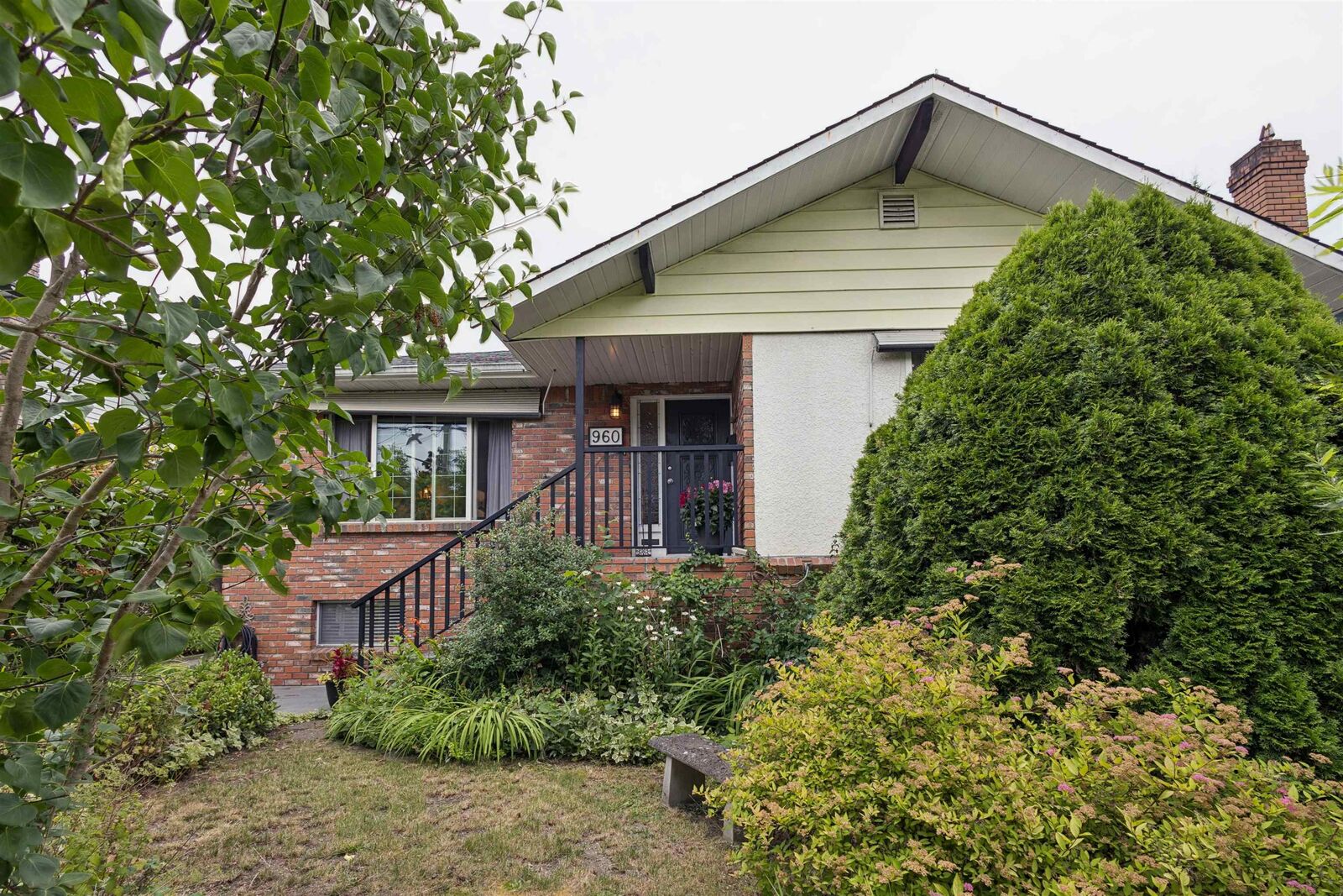 Property Photo:  960 Cliff Avenue  BC V5A 2J5 