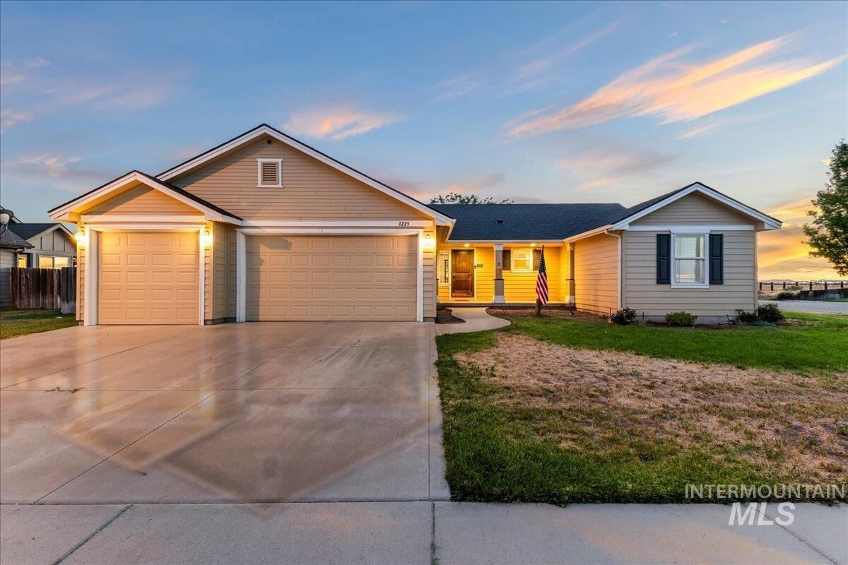 Property Photo:  1225 SW Rolling Hills Ave  ID 83647 