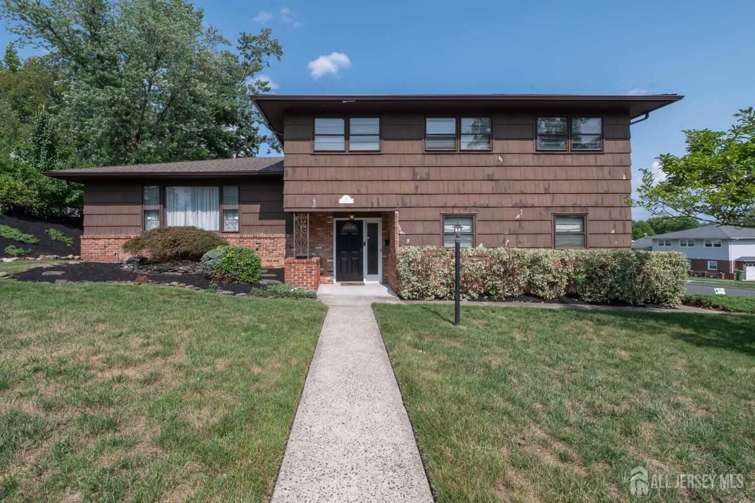 Property Photo:  52 Embroidery Street  NJ 08872 