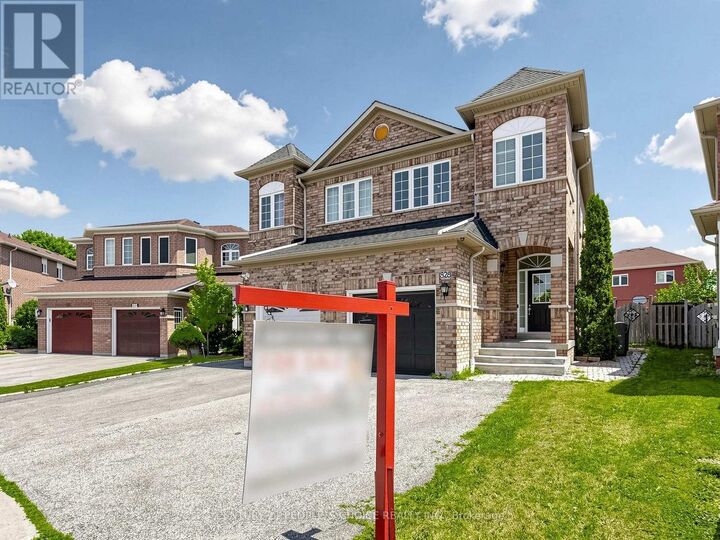 Property Photo: 828 Khan Crescent ON L5V 2R4