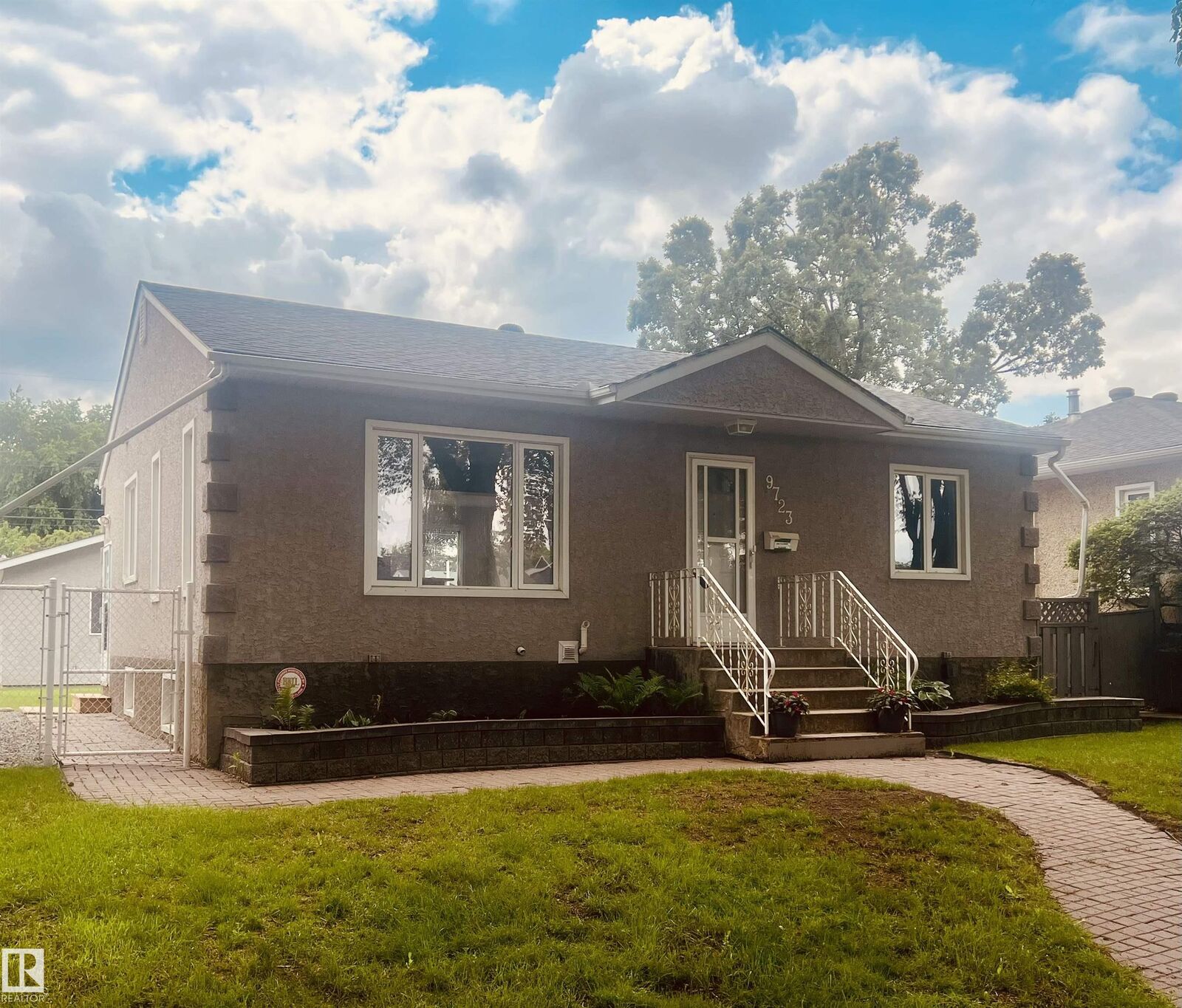 Property Photo:  9723 65 Avenue NW  AB T6E 0M4 