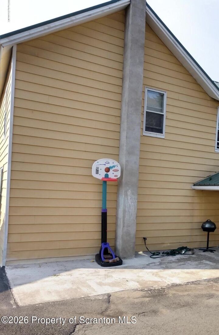 Property Photo:  140 Pike Street  PA 18407 