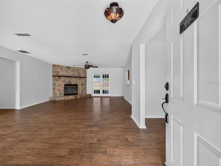 Property Photo: 811 W Harbour Court FL 34761