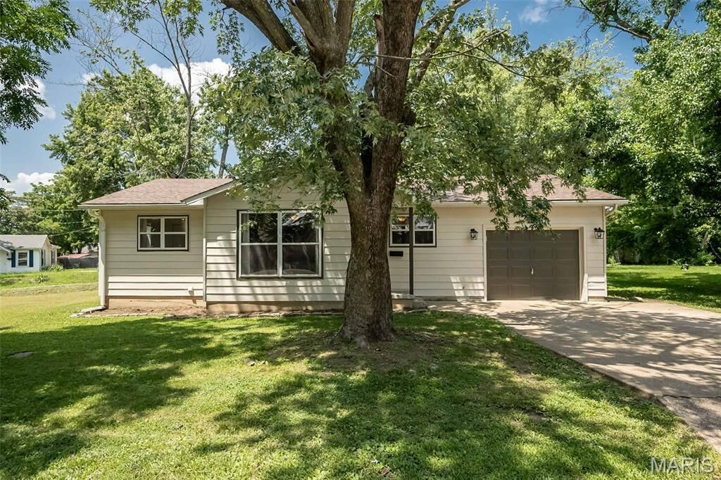 Property Photo: 701 E Pear Avenue MO 65066