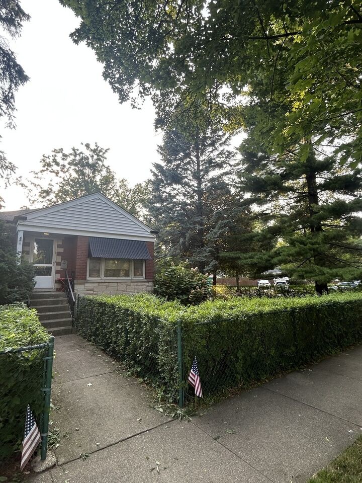 Property Photo: 7030 N Ionia Avenue IL 60646