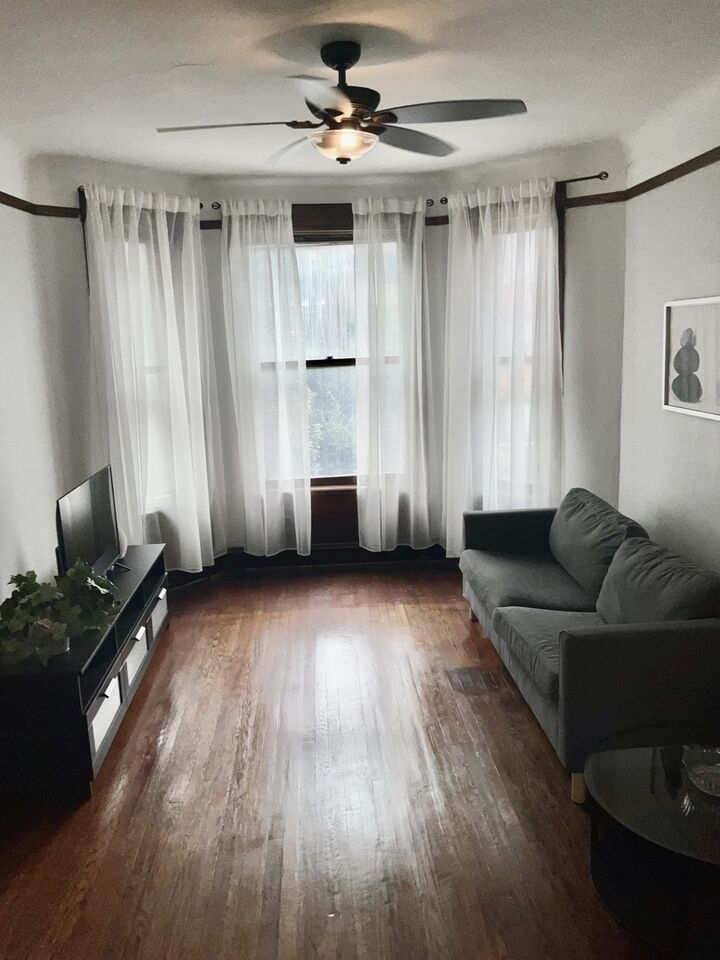 Property Photo: 1223 W Gunnison Street IL 60640