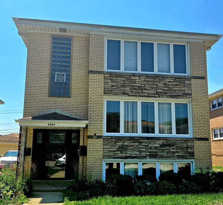 Property Photo:  8465 W Berwyn Avenue 1  IL 60656 