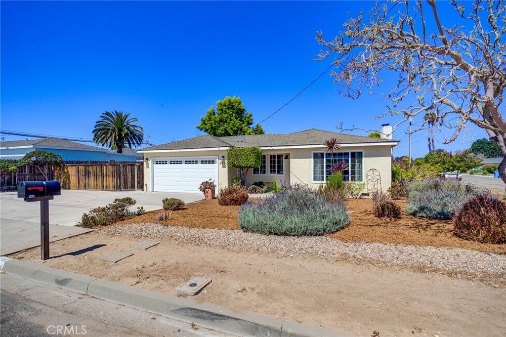 Property Photo:  444 Walnut  CA 93420 
