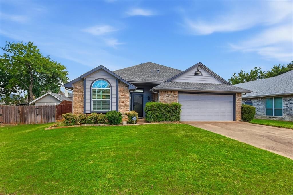 Property Photo: 2703 Old English Court TX 76039
