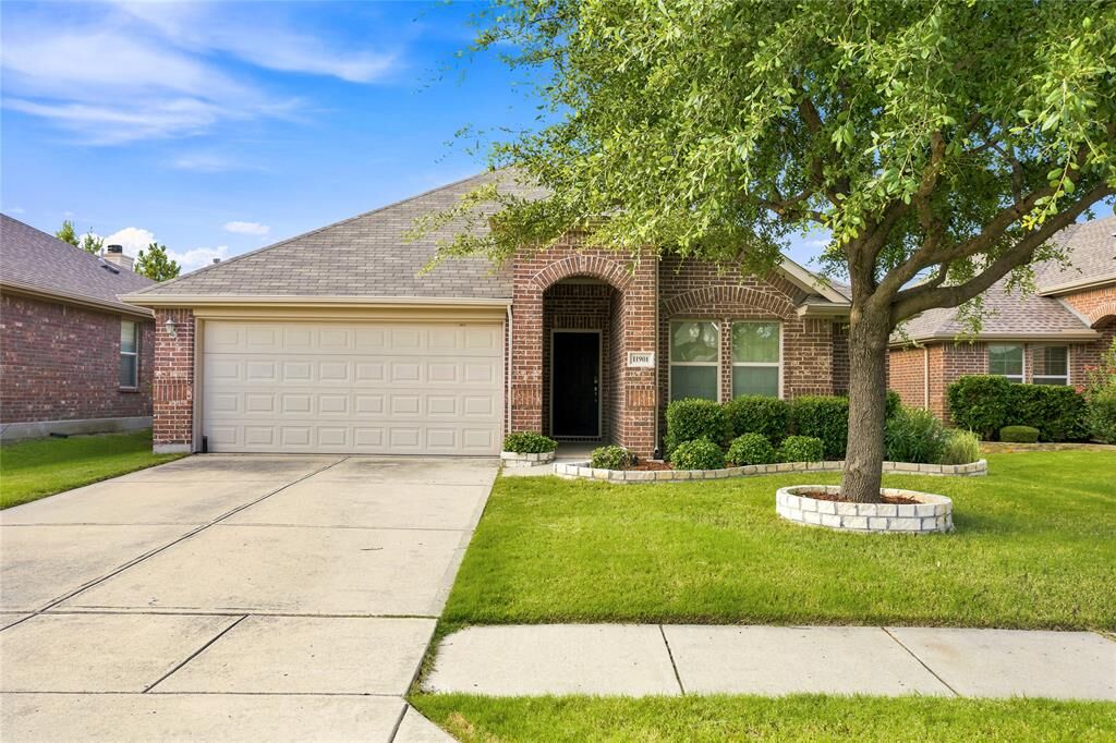 Property Photo: 11901 Summer Springs Drive TX 75036