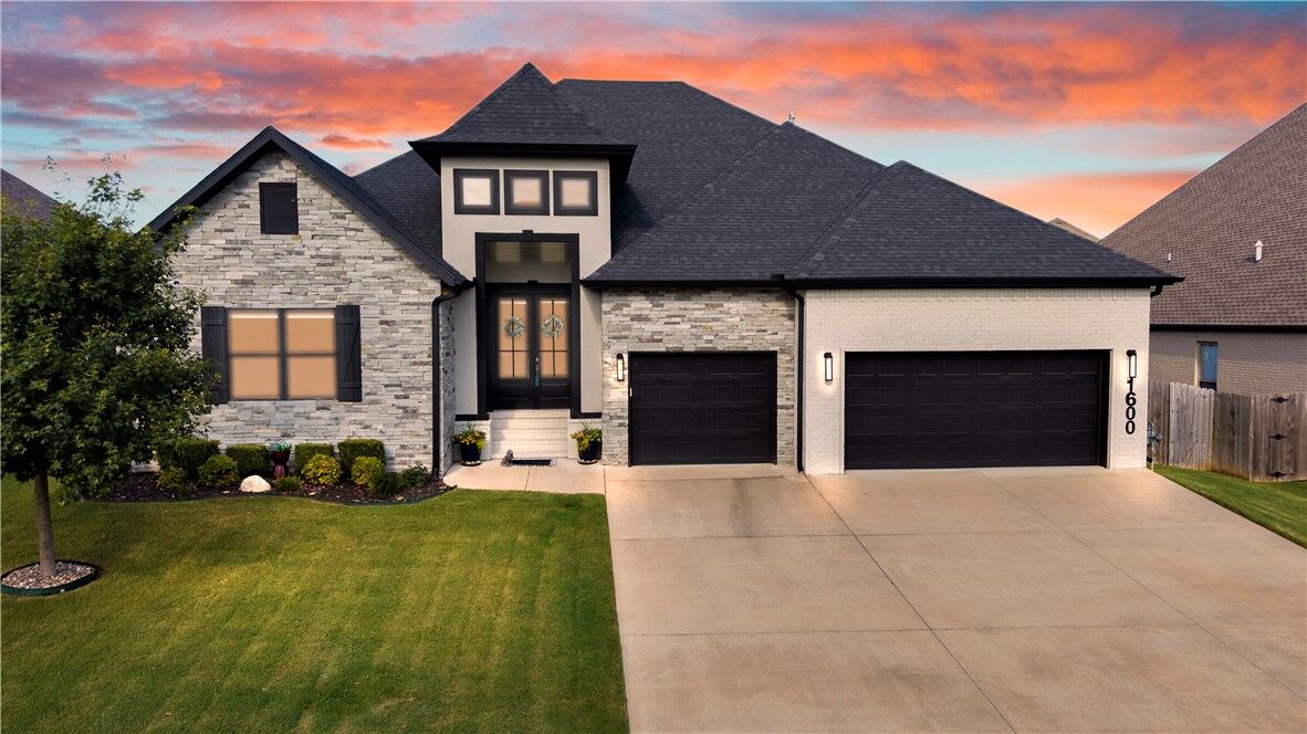 Property Photo: 1600 Glastonbury Drive AR 72719