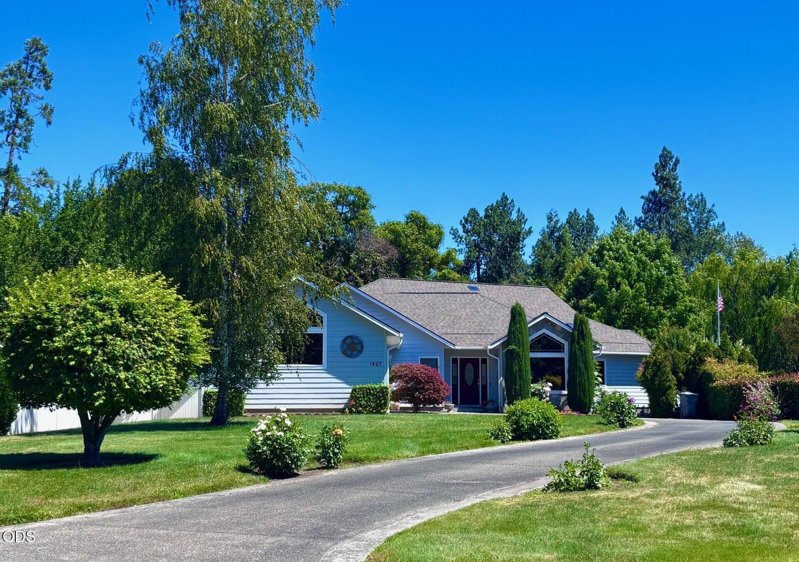Property Photo:  1207 SW Ironwood Drive  OR 97526 