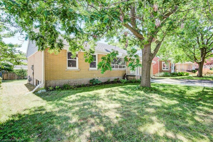 Property Photo:  17 Crestwood Avenue  ON N2H 4K6 