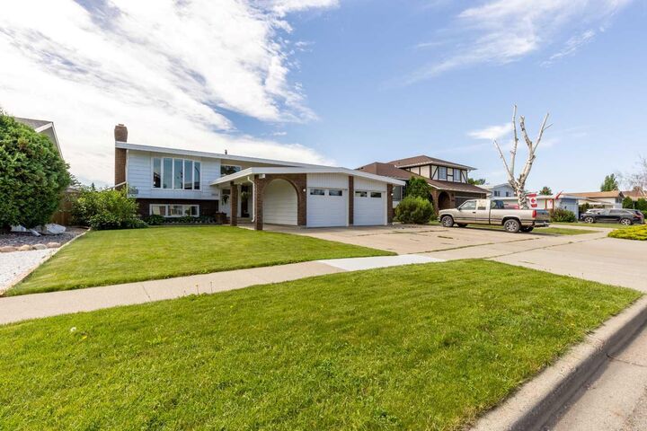 Property Photo:  3806 20 Avenue S  AB T1K 4J1 