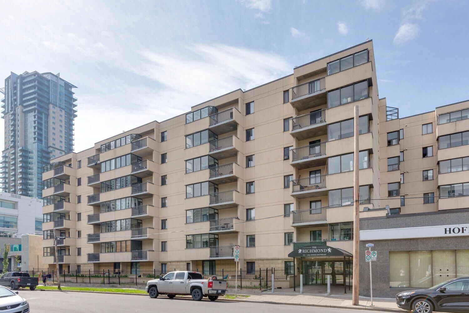Property Photo: 111 14 Avenue SE 711 AB T2G 4Z8
