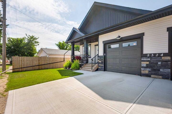 Property Photo: 5324 49 Avenue 3 AB T4L 1S6