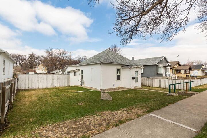 Property Photo:  538 12C Street N  AB T1H 2N3 