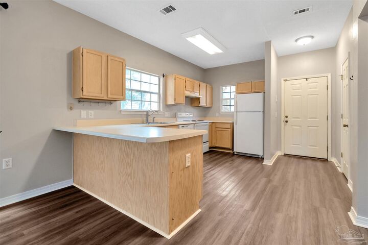 Property Photo: 208 Wildflower Ln FL 32514