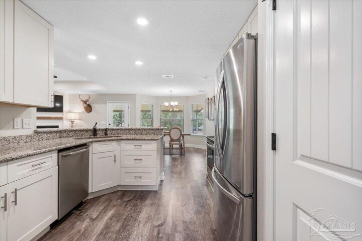 Property Photo: 1016 Rachel Cir FL 32533
