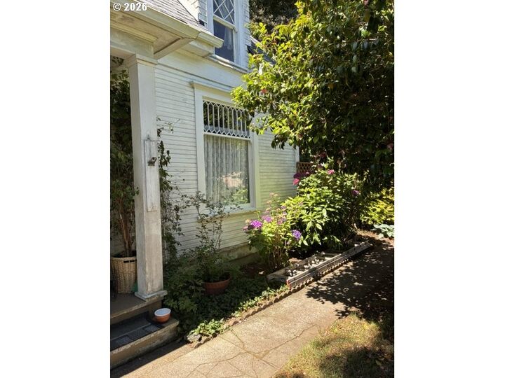 Property Photo:  829 Florida St  OR 97459 