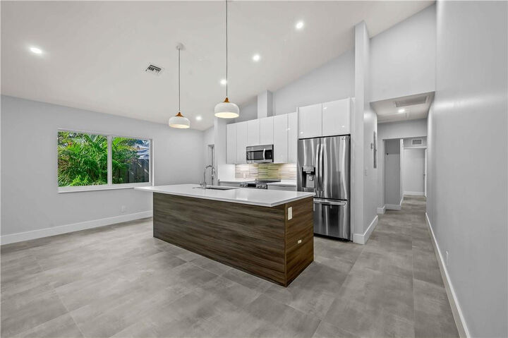 Property Photo: 828 NE 17th Way 1 FL 33304