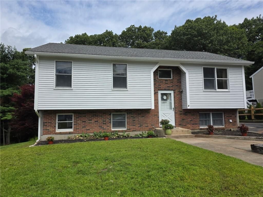 Property Photo:  5 Brook View Court  RI 02891 
