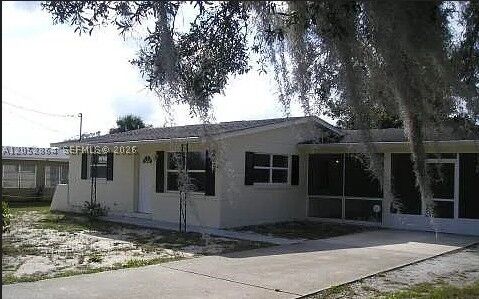 Property Photo: 124 Hallmark Ave FL 33852