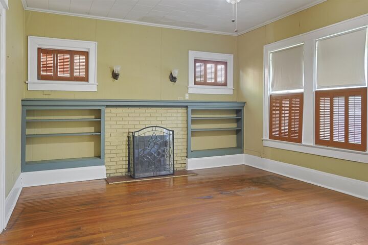 Property Photo:  2403 South St  TX 77702-2308 