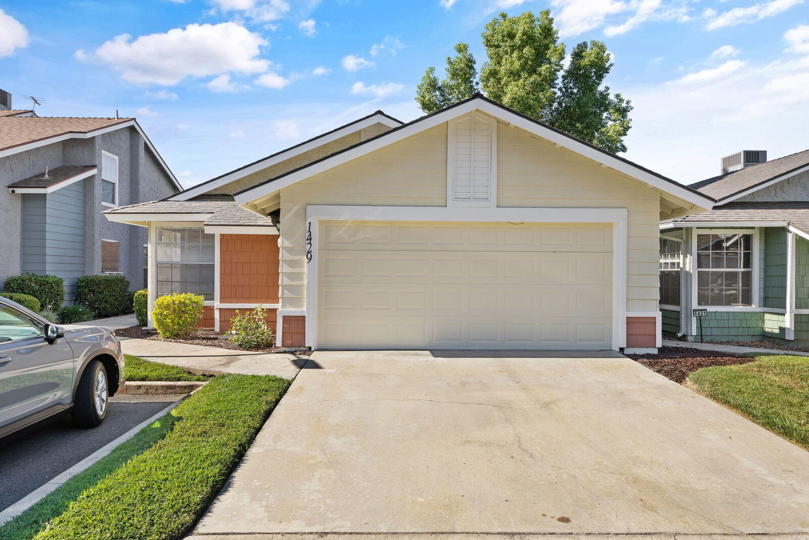 Property Photo: 1429 E Sunnyview Avenue CA 93292