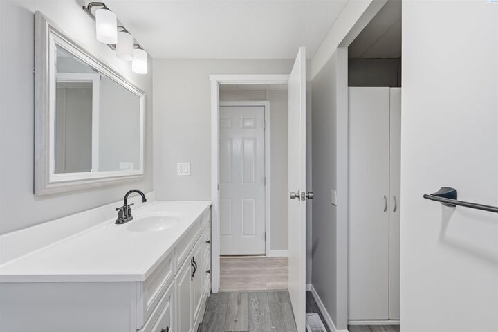 Property Photo: 2021 Mahan Ave #D8 WA 99353