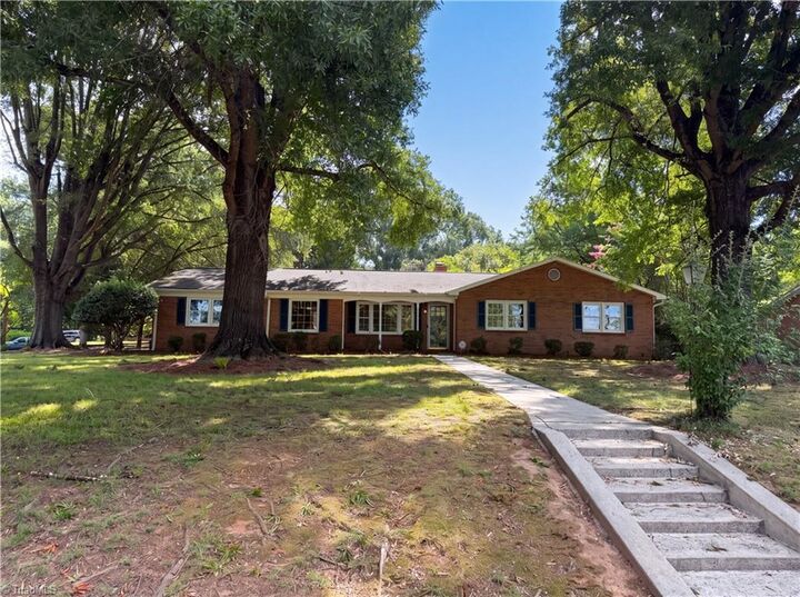 Property Photo: 2391 Dianne Avenue NC 27106