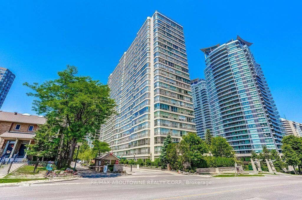 Property Photo:  55 Elm Drive W 1007  ON L5B 3Z3 
