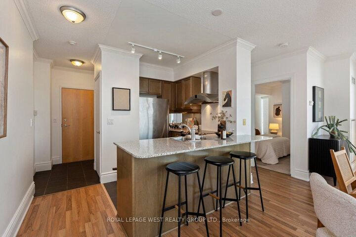 Property Photo: 8 Scollard Street 802 ON M5R 1M2