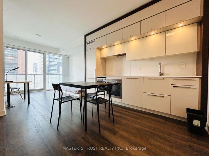 Property Photo:  15 Grenville Street 1708  ON M4Y 1A1 