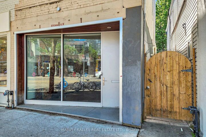 819 Dundas Street W — photo 1