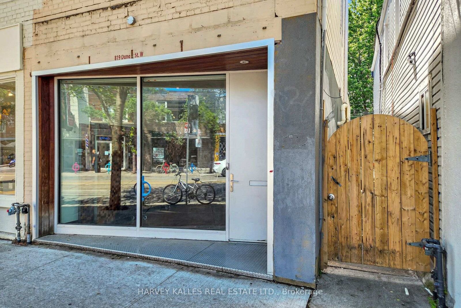 Property Photo: 819 Dundas Street W ON M6J 1V4