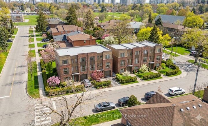 Property Photo:  260 Moore Park Avenue  ON M2M 1N6 