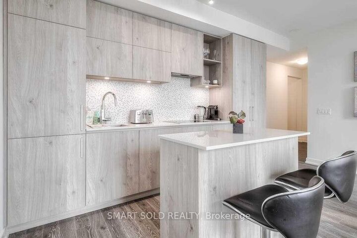 Property Photo: 1 Yorkville Avenue 2211 ON M4W 1L1