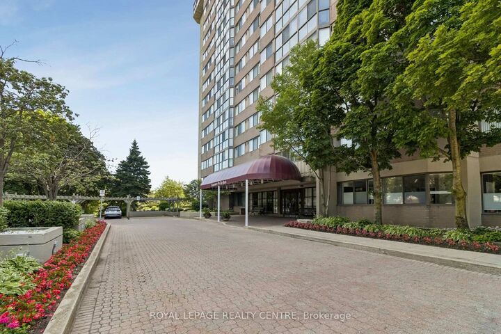 Property Photo: 880 Dundas Street W 1006 ON L5C 4H3