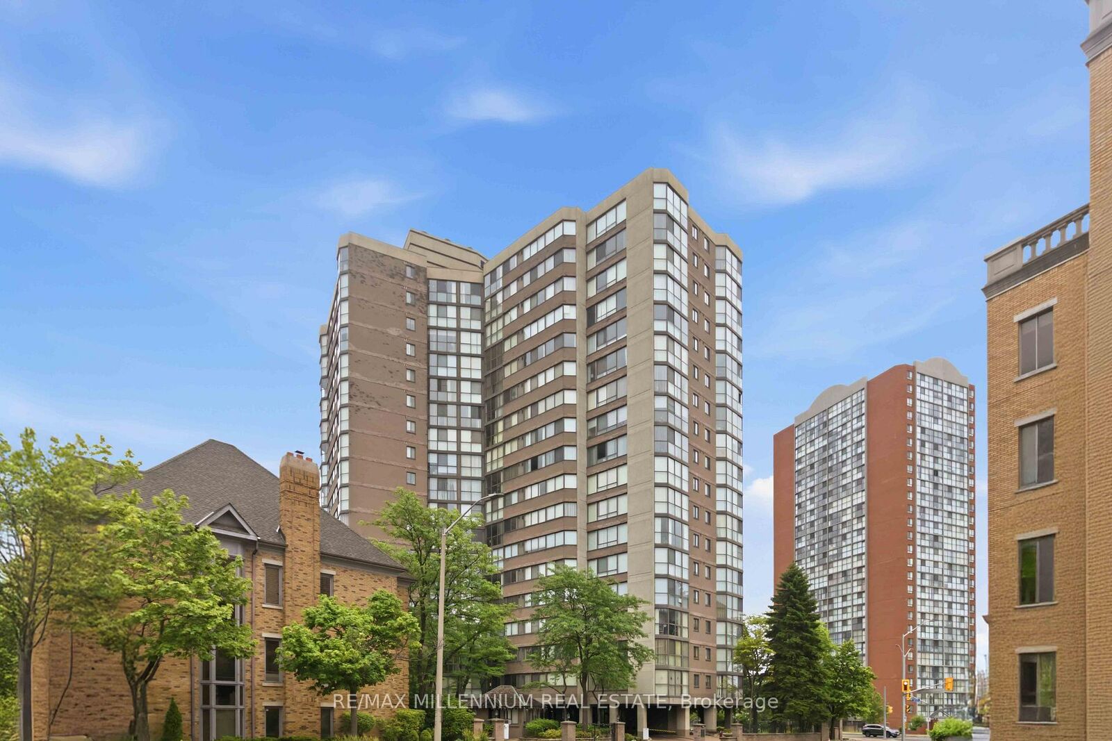 Property Photo: 4235 Sherwoodtowne Boulevard Ph7 ON L4Z 1W3
