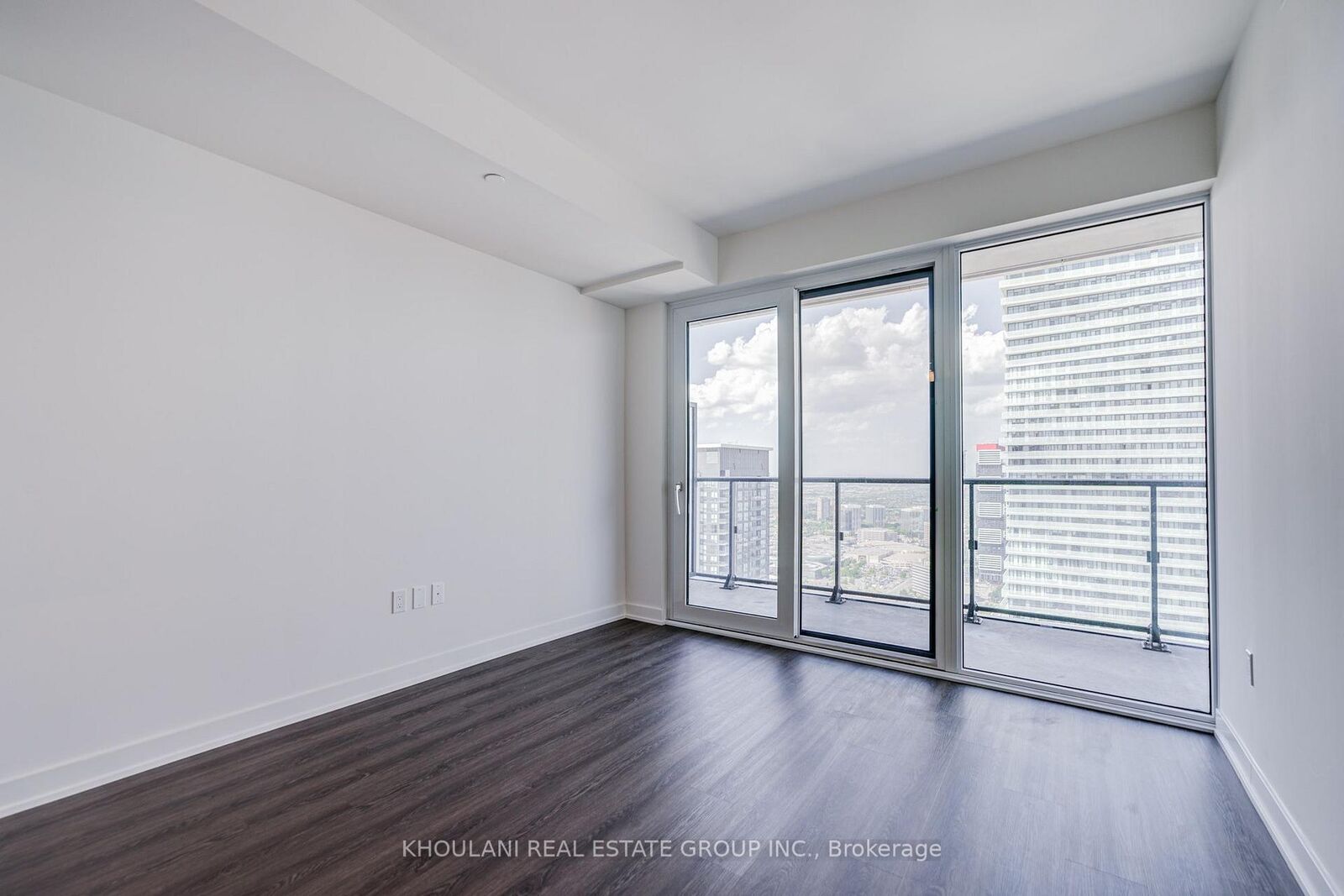 Property Photo: 448 Burnhamthorpe Road W 4906 ON L5B 0R4
