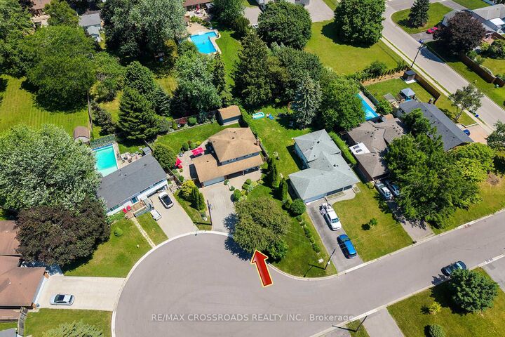Property Photo: 7 Dingley Court ON L1S 6B5