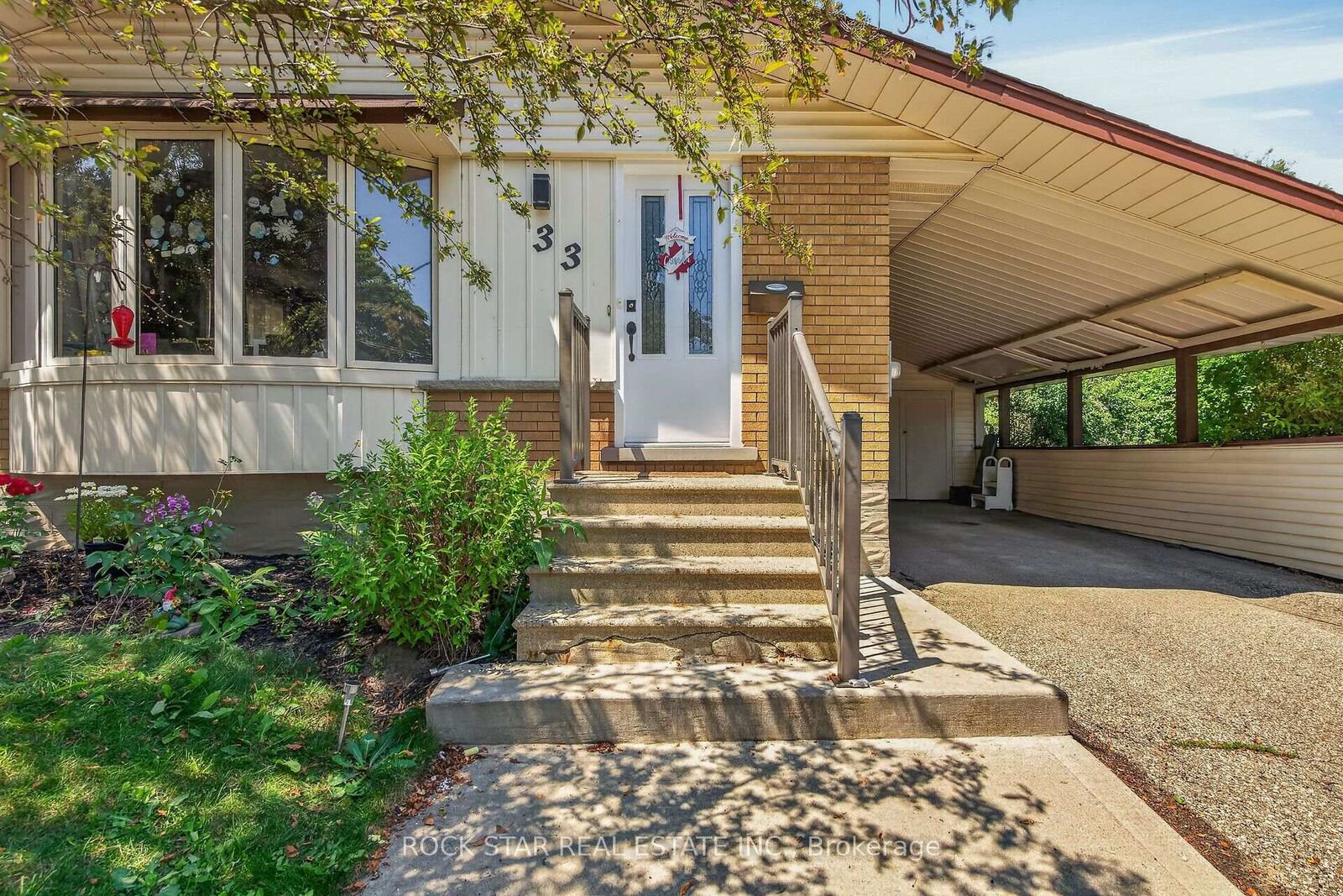 Property Photo: 33 Ruskview Road ON N2M 4S1