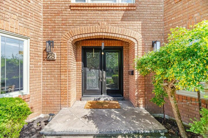 Property Photo: 28 Ridelle Court ON L6Z 4M2