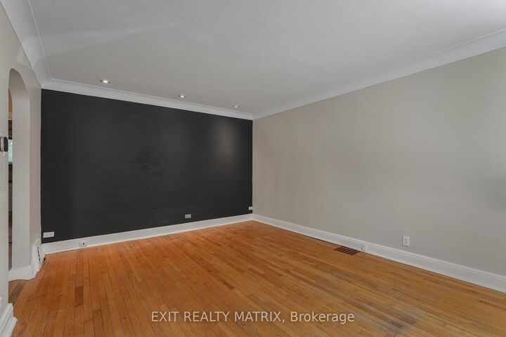 Property Photo: 261 Montfort Street ON K1L 5P1