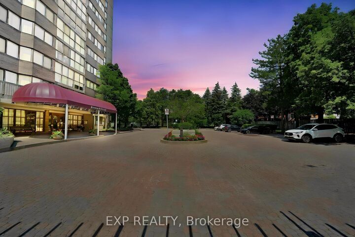 Property Photo:  880 Dundas Street W 307  ON L5C 4H3 