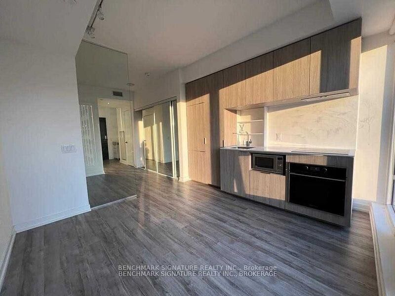 Property Photo: 77 Shuter Street 2015 ON M5B 0B8