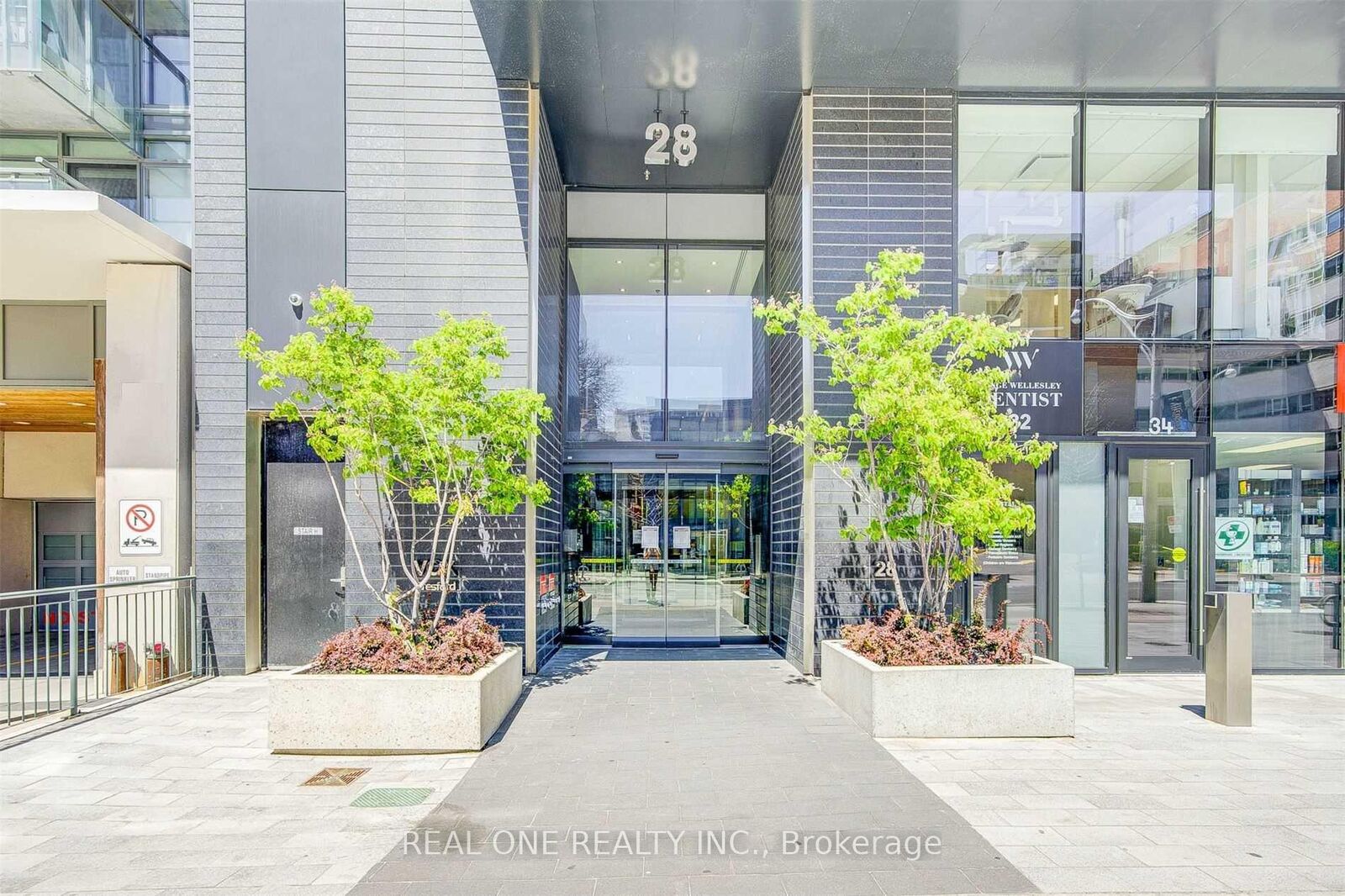 Property Photo: 28 Wellesley Street E 2207 ON M4Y 0C4